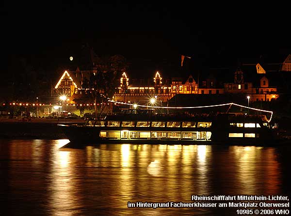Rheinschifffahrt Mittelrhein-Lichter, im Hintergrund Fachwerkh�user am Marktplatz Oberwesel am Rhein, 10985 � 2006 WHO