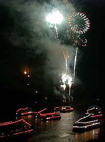 Schiff auf dem Rhein mit Feuerwerk Mittelrhein-Lichter. Bild