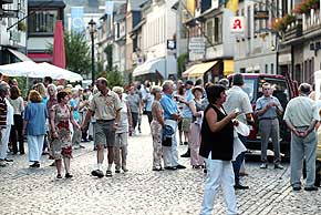 Rotweinfest Oberwesel am Rhein 2003 in der Rathausstraße. Pressefoto