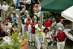 Polonaise beim Weinfest auf dem Marktplatz am Rhein,  2004 Foto Bernd Thierolf